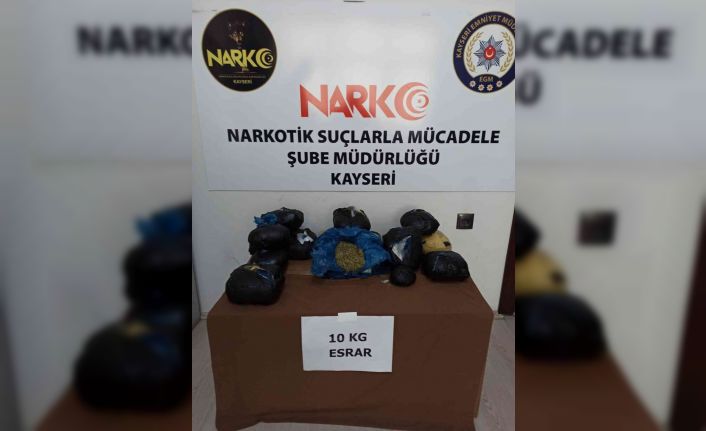 Aracın stepne ve motoruna gizlenmiş 10 kilo esrar ele geçirildi