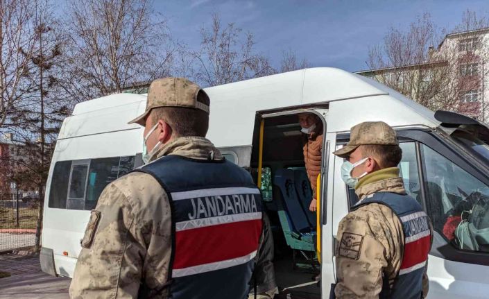 Ardahan-Kars karayolu üzerinde 9 düzensiz göçmen yakalandı