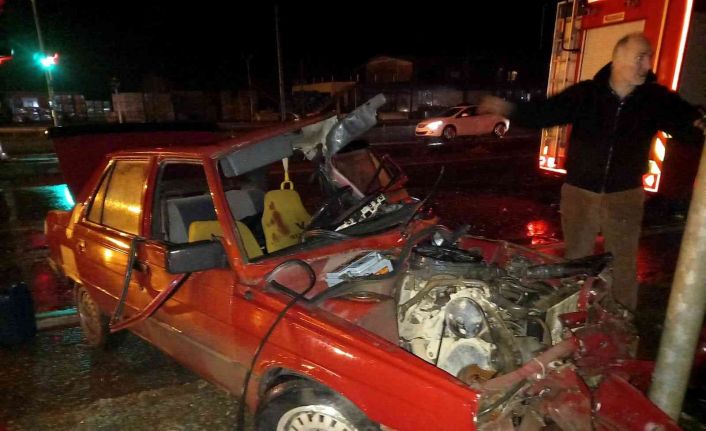 Arızalanan ve yol kenarına çekilen otomobile tır çarptı: 2 ağır yaralı