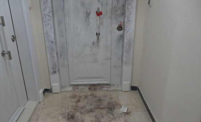 Arnavutköy’de korkunç cinayet: Kan izleri dairenin dışında da görüldü
