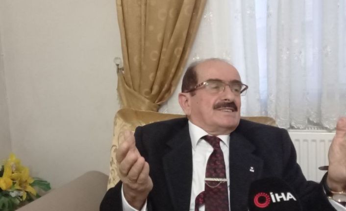 Artvin’de emekli öğretmen Rifat Koçak 56 yıldır takım elbisesini ve kravatını çıkartmıyor