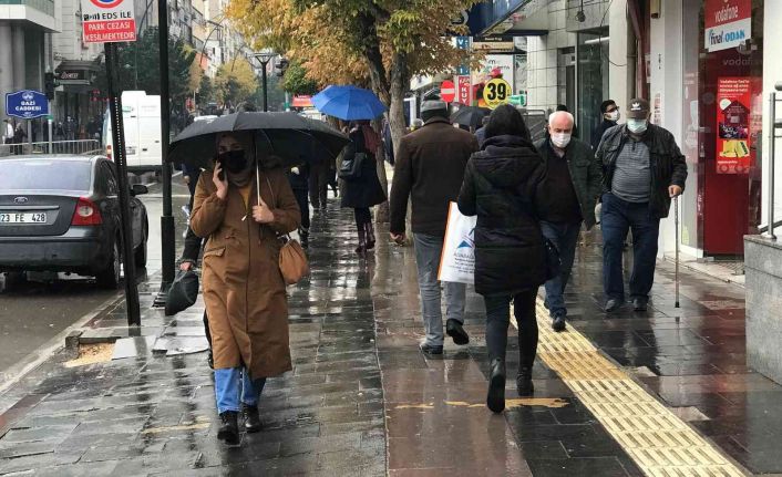 Aşılamada sarıya dönen Elazığ’da uzmanlar uyardı: "Ben aşı oldum, bu hastalık bana bulaşmaz demeyelim"