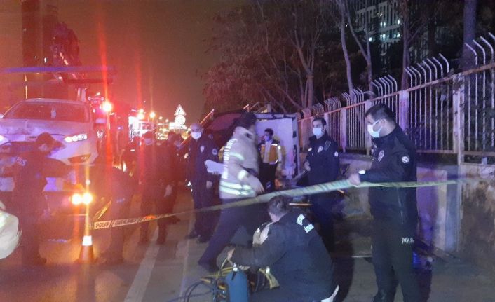 Ataşehir’de durağa giren otomobil işe gitmek için bekleyen iki kardeşi ayırdı: 1 ölü, 2 yaralı