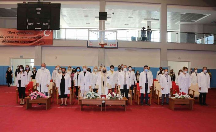 AÜ Tıp Fakültesi öğrencileri beyaz önlüklerini törenle giydi