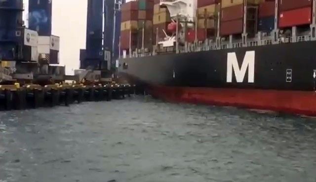 Avcılar’da Ambarlı Limanı’nda şiddetli lodos nedeniyle sürüklenen yük gemisi iskeleye çarptı.