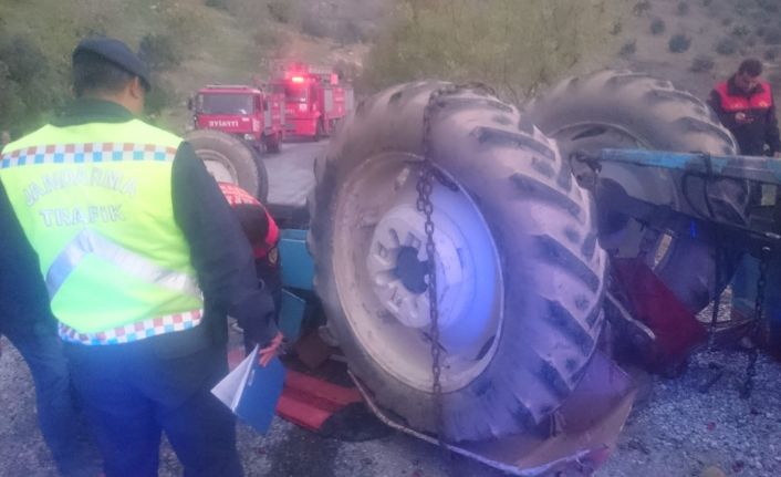 Aydın’da traktör devrildi: 1’i ağır 3 yaralı