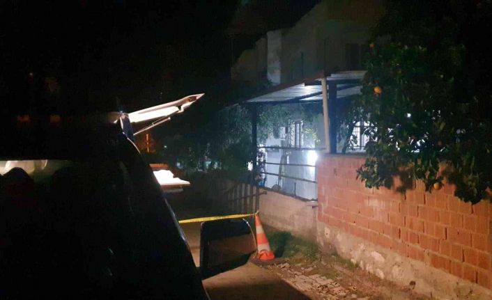 Ayrı yaşadığı eşini ve kızını silahla öldürdü