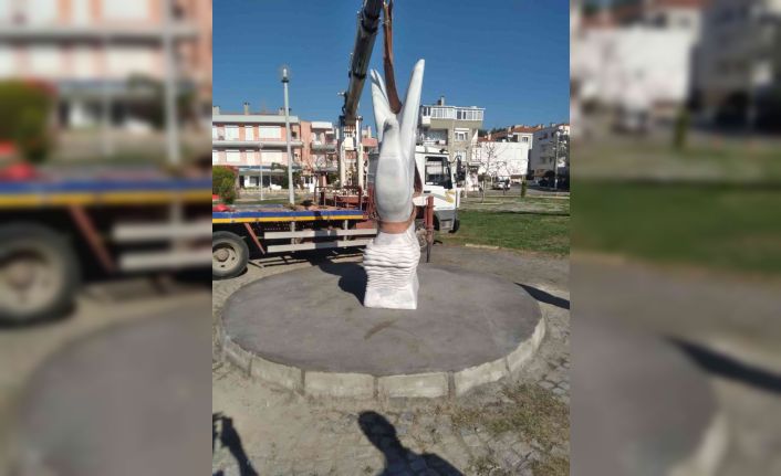 Ayvalık’ta Barış Parkı’na güvercin heykeli