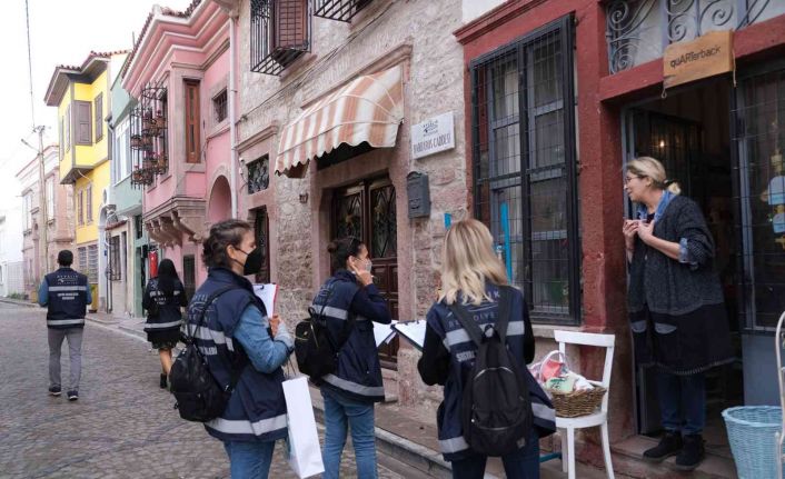 Ayvalık’ta böyle anket görmeyen vatandaş önce şaşırdı, sonra memnun oldu