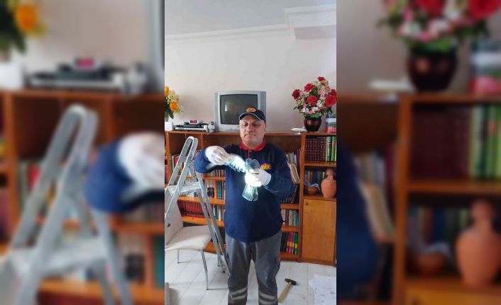 Baca deliğine sıkışan güvercini itfaiye kurtardı