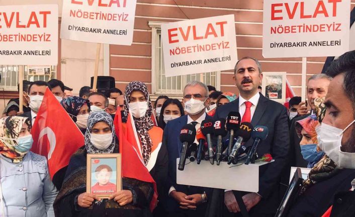 Bakan Gül: "Çocukların dağlara kaçırılması bir insan hakkı ihlali ve zulüm değil midir? Nerede uluslararası insan hakları kurumları?"