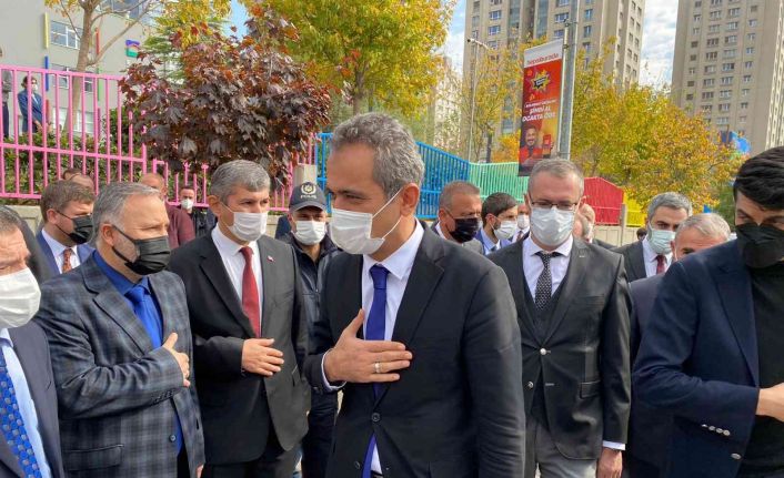 Bakan Özer, “Tüm önlemleri alarak bazen önlemleri revize ederek yüz yüze eğitime devam etme kararlılığı içerisindeyiz”