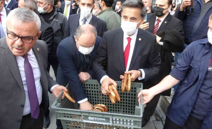 Bakan Varank  satın aldığı simitleri vatandaşlara dağıtıp alışveriş yaptı