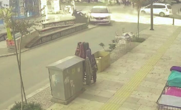 Bankta otururken ölümden döndü, olayı gören karısı koşup öperek sakinleştirdi
