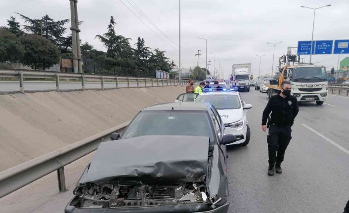 Bariyere çarpan otomobildeki çocuk yaralandı
