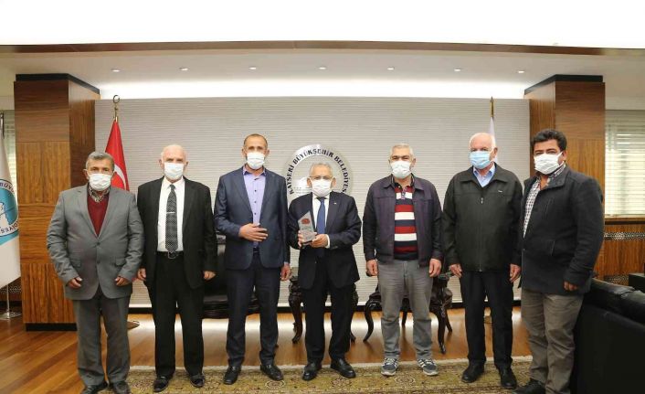 Başkan Büyükkılıç’a Güllüce heyetinden Teşekkür plaketi