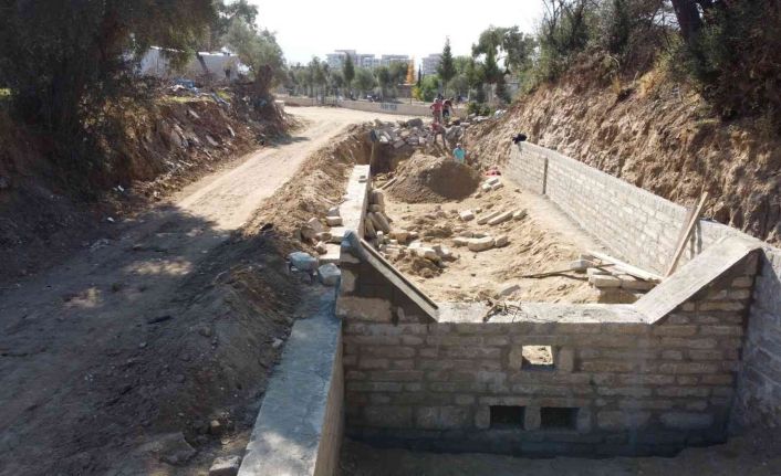 Başkan Özcan, Yeşil Mahalle’de incelemelerde bulundu