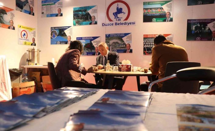 Başkan Özlü, Düzce standında misafirlerini ağırladı