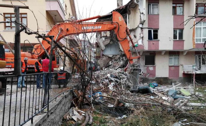 Başkent’te patlamanın yaşandığı binanın yıkımına başlandı