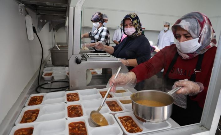 Belediyeden bin kişiye sıcak yemek