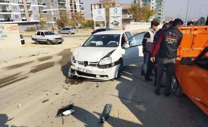 Besni’de 2 otomobil çarpıştı: 3 yaralı