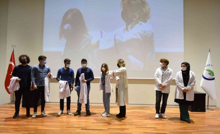 Beyaz önlükleriyle hekimlik mesleğine ilk adımlarını attı