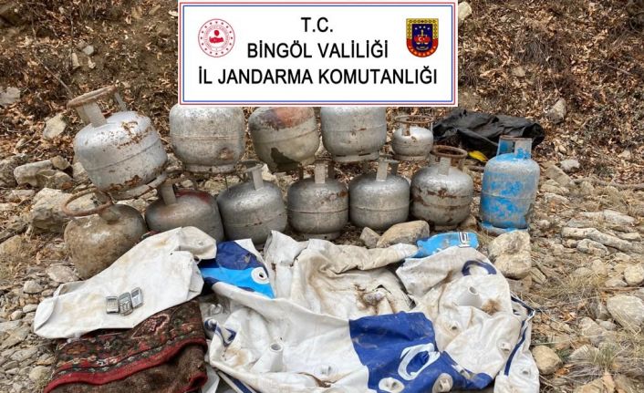 Bingöl’de teröristlere ait 11 odalı sığınak ve yaşam malzemeleri imha edildi
