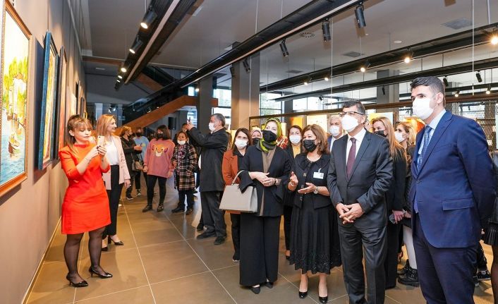 “Bir kadın, bir renk” karma yağlı boya resim sergisi