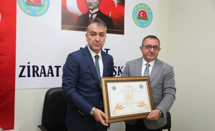 Bitlis Valisi Oktay Çağatay’a ‘Çiftçi Dostu Şeref Belgesi’ verildi