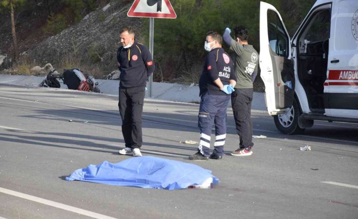 Burdur’da hurda arabası takılı motosiklet otomobille çarpıştı: 1 ölü