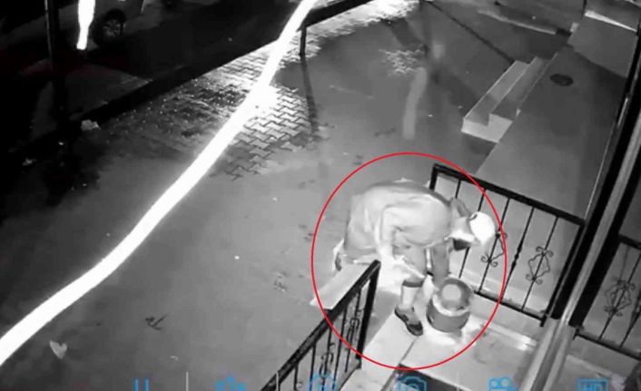 Bursa’da bir garip olay.. Kapı önünde duran çöp dolu kovayı boşaltarak çaldı ardından kayıplara karıştı