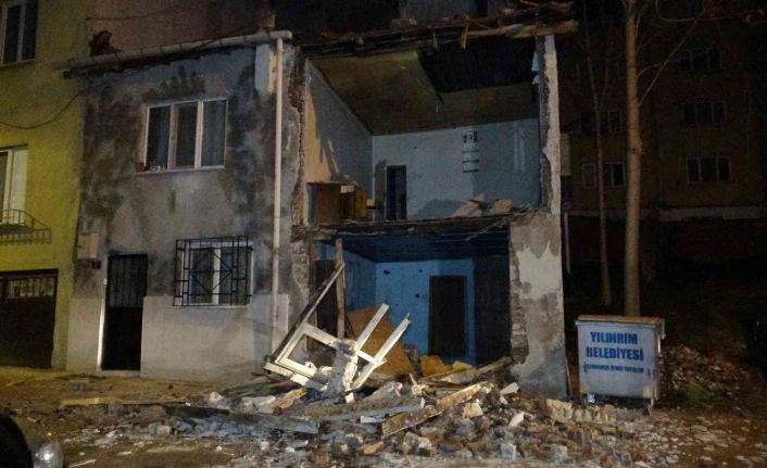 Bursa’da lodos hayatı felç etti: Binanın duvarı yıkıldı, ağaçlar yolları kapattı