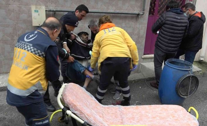 Bursa’da polise bıçakla saldıran şahıs, ayağından vurularak etkisiz hâle getirildi