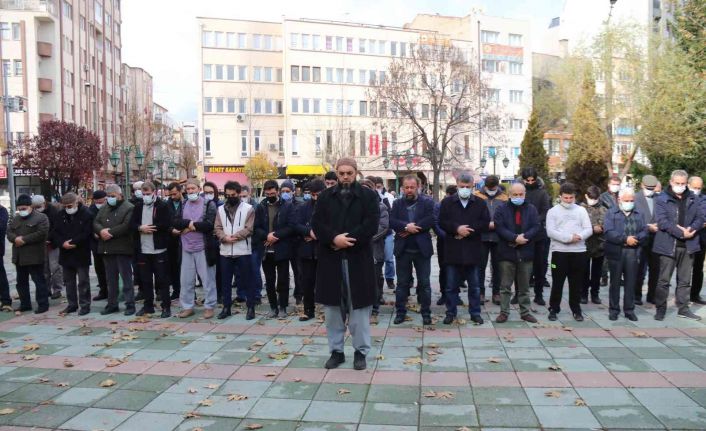Bursa’daki kazada hayatını kaybeden İHH gönüllüleri için gıyabi cenaze namazı kılındı