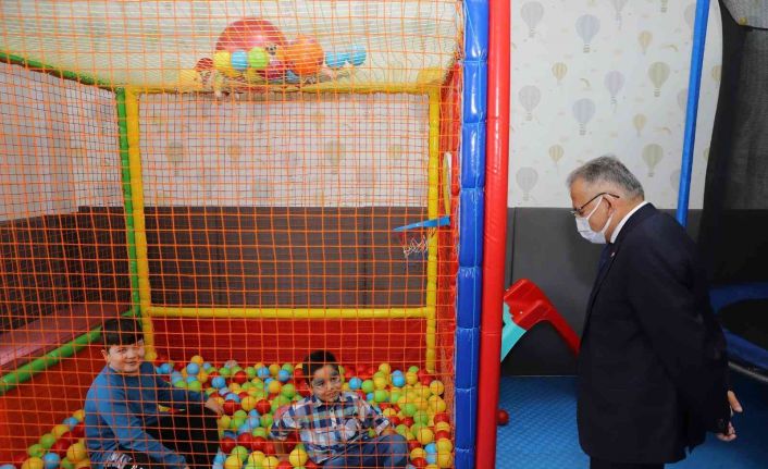 Büyükşehirden özel çocuklara doğum günü sürprizi