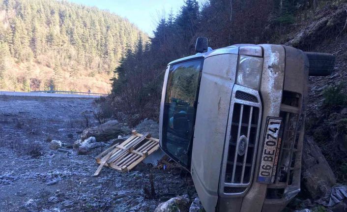 Buzlanan yolda kayan kamyon şarampole yuvarlandı: 1 yaralı
