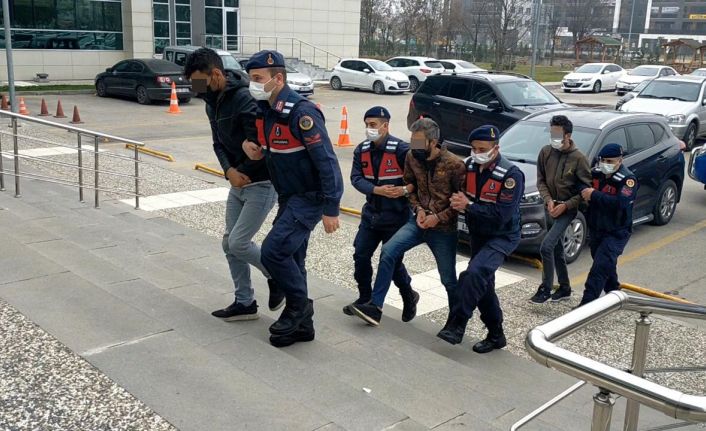 Çaldıkları tamburu sosyal medyadan satmak isterken yakalandılar