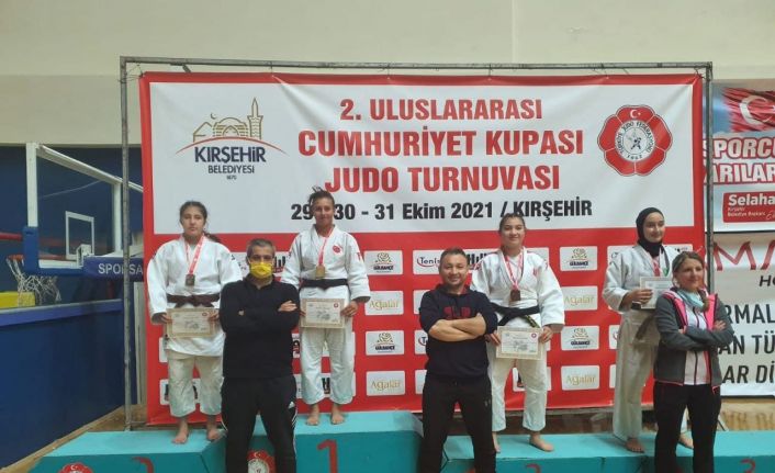 Canikli judocular madalyalarla döndü