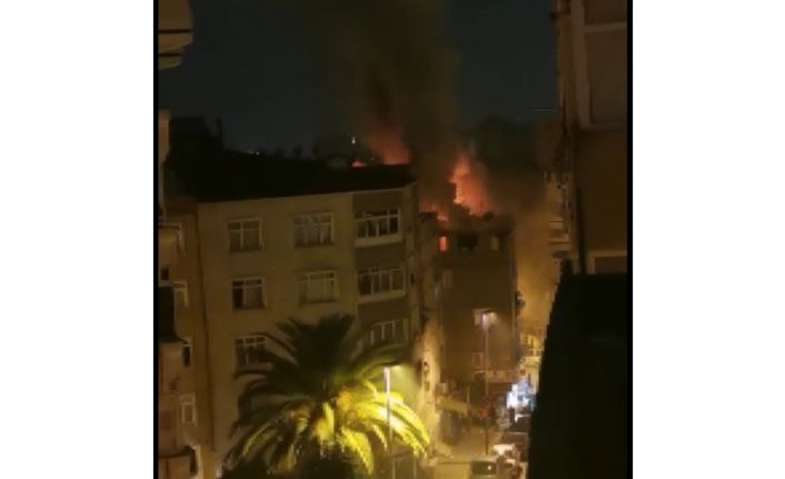 Çatı katındaki yangında mahsur kalan yabancı uyruklu 3 kişi canlarını hiçe sayarak aşağıya atladı