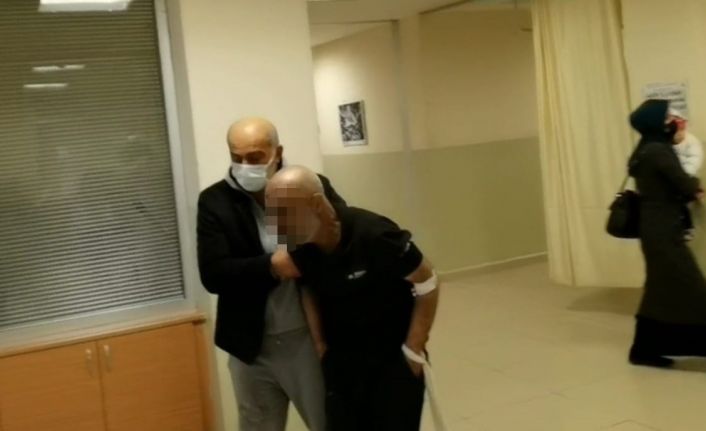 Cayır cayır yanan evine odun atan adam şaşırttı