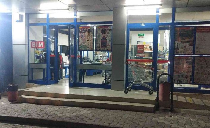Cerrahi maskeli silahlı soyguncu marketten 2 bin 500 lira çaldı