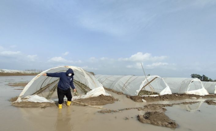 Çiftçi su baskınları sonrası seralarına girdi, çamur sebebiyle yürümekte bile zorlandı
