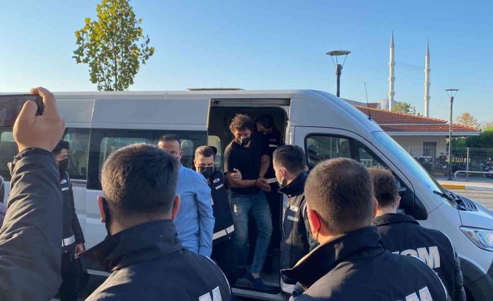 Çiftlikbank davasının 2 numaralı sanığı Fatih Aydın sağlık kontrolü için Kartal’da hastaneye getirildi.