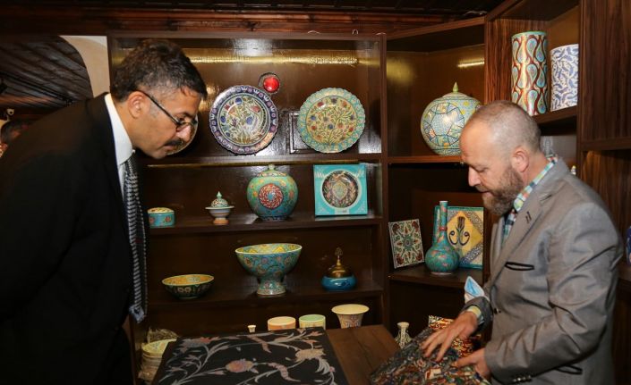 Çini sanatçısı İsmail Yiğit’in eserlerini inceledi