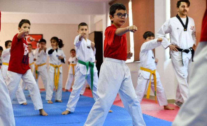 Çocuklar tekvando öğreniyor