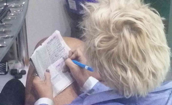 Çöp kutularını devirdi, şişeleri araçların üzerine attı, yaptıklarına kimse anlam veremedi