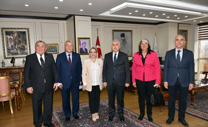 Çorlu Muhtarlar Derneği’nin yeni yönetimi Vali Yıldırım ile bir araya geldi
