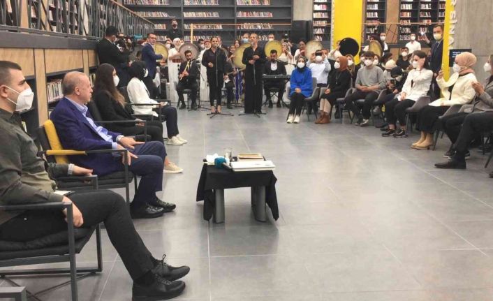 Cumhurbaşkanı Erdoğan, Batman’da gençlerle birlikte Kürtçe şarkılar söyledi