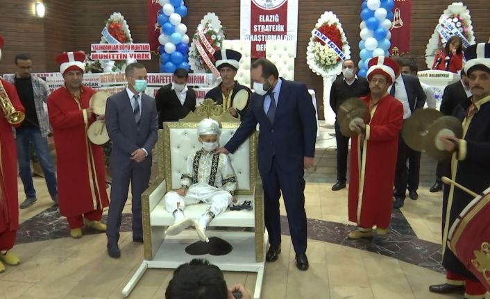 Cumhurbaşkanı Erdoğan’ın tedavisini üstlendiği Taha’yı sünnet düğününde il protokolü yalnız bırakmadı