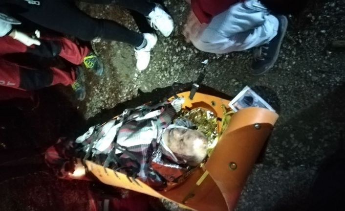 Dağda kaybolan yaşlı adam için yağmur çamur dinlemediler